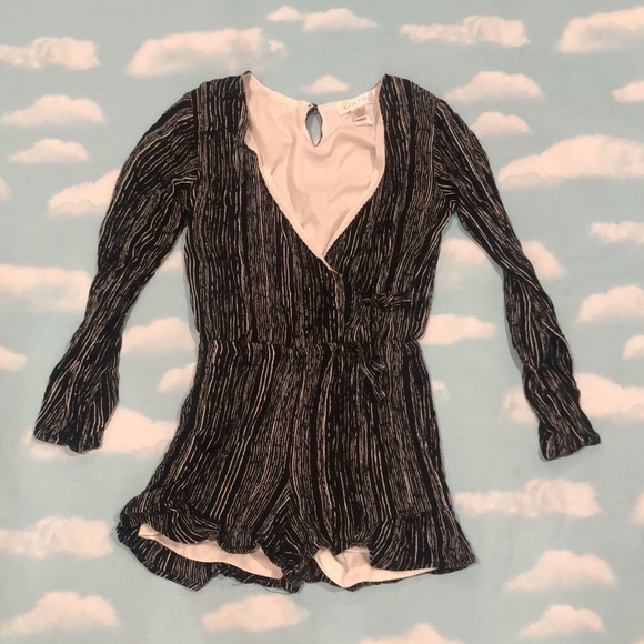 White Fawn Black and white strap romper with tie size medium - Picture 6 of 7